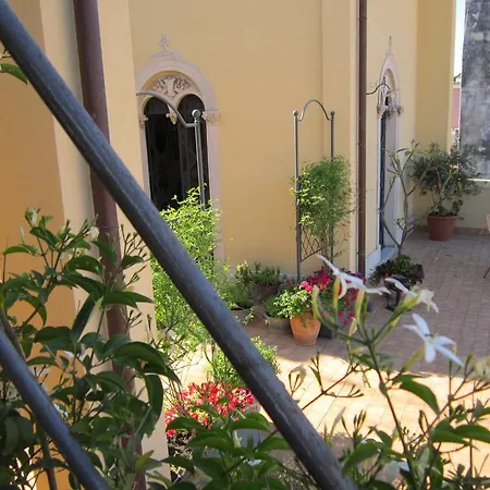 Di Charme Camelie Palazzo Nicotra Bed & Breakfast 3*