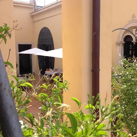 Di Charme Camelie Palazzo Nicotra Bed & Breakfast 3*