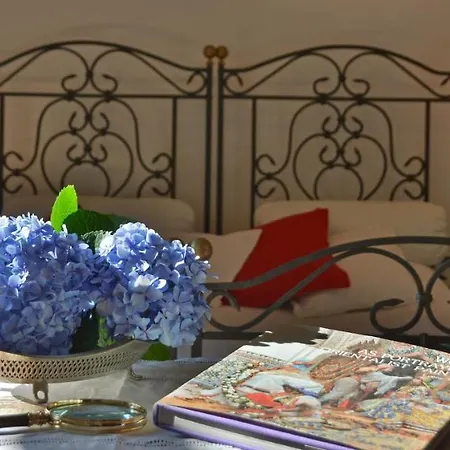 Di Charme Camelie Palazzo Nicotra Bed & Breakfast 3*